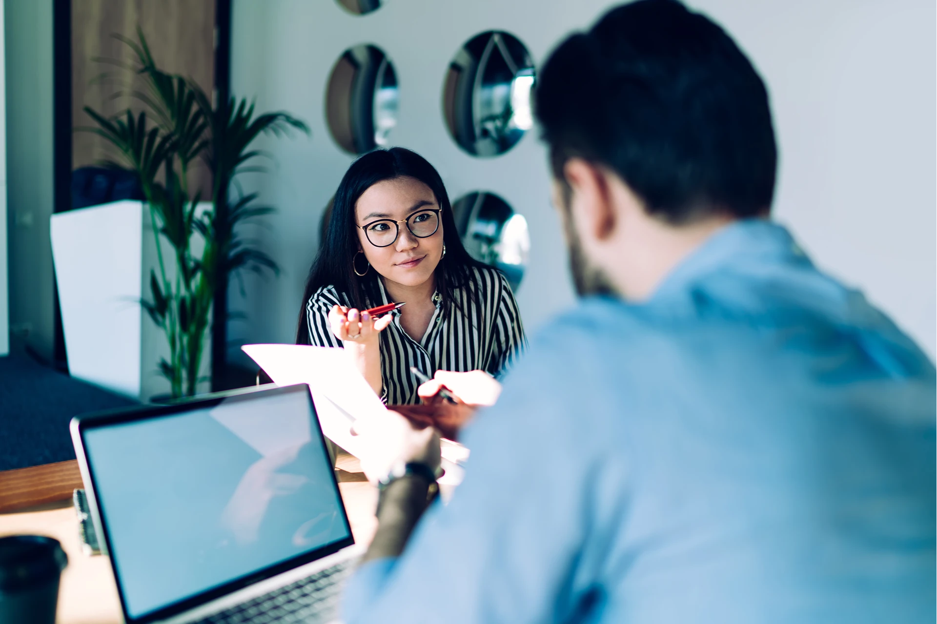 Un consultant indépendant en rendez-vous avec sa cliente